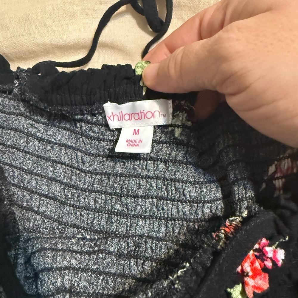 Black and pink floral pants jumper. Stretch top, bell bottom pants size M. - Picture 5 of 5
